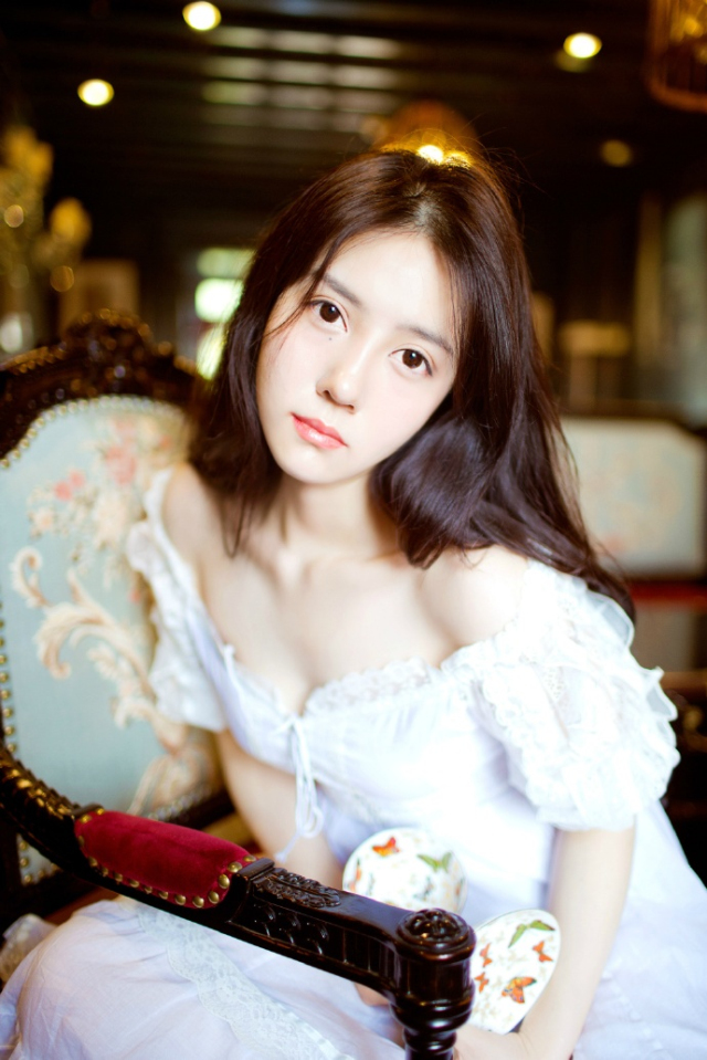 “周瑜一死，这所谓的联盟也就成了一个笑话。”吕布敲了敲桌子，看向贾诩笑道：“文和，你说我们下一步该怎么做？”